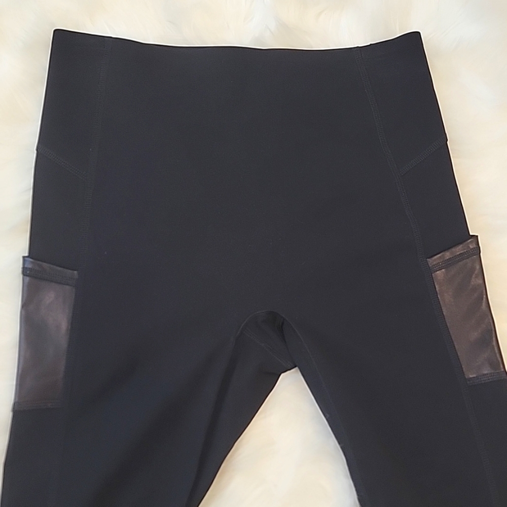 NWOT. Spanx Gloss Panel Leggings. Faux Leather Pockets. Black.Sz Small. - Picture 4 of 5